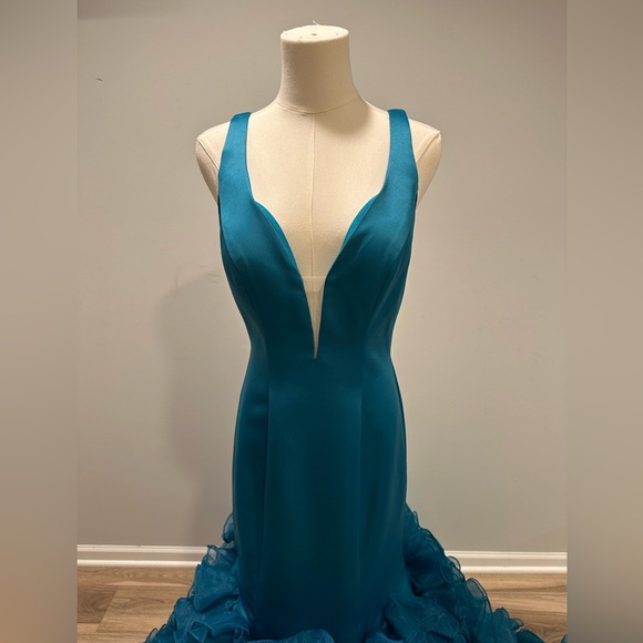 Be the belle of the ball! Beyond gorgeous! Size 8 NWT. Beautiful color blue. - Picture 2 of 6